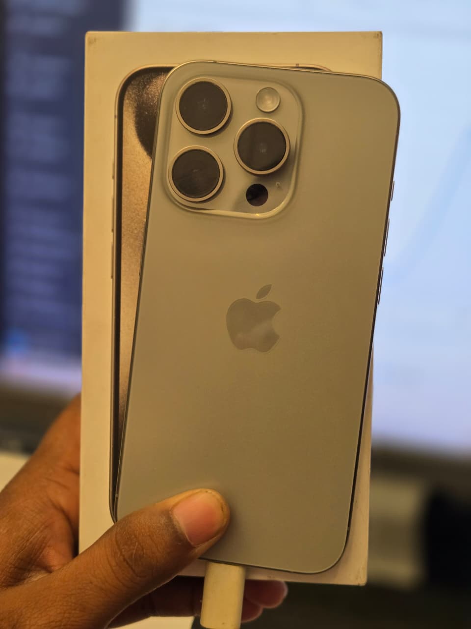 APPLE iPhone 15 Pro (Natural Titanium, 256 GB)